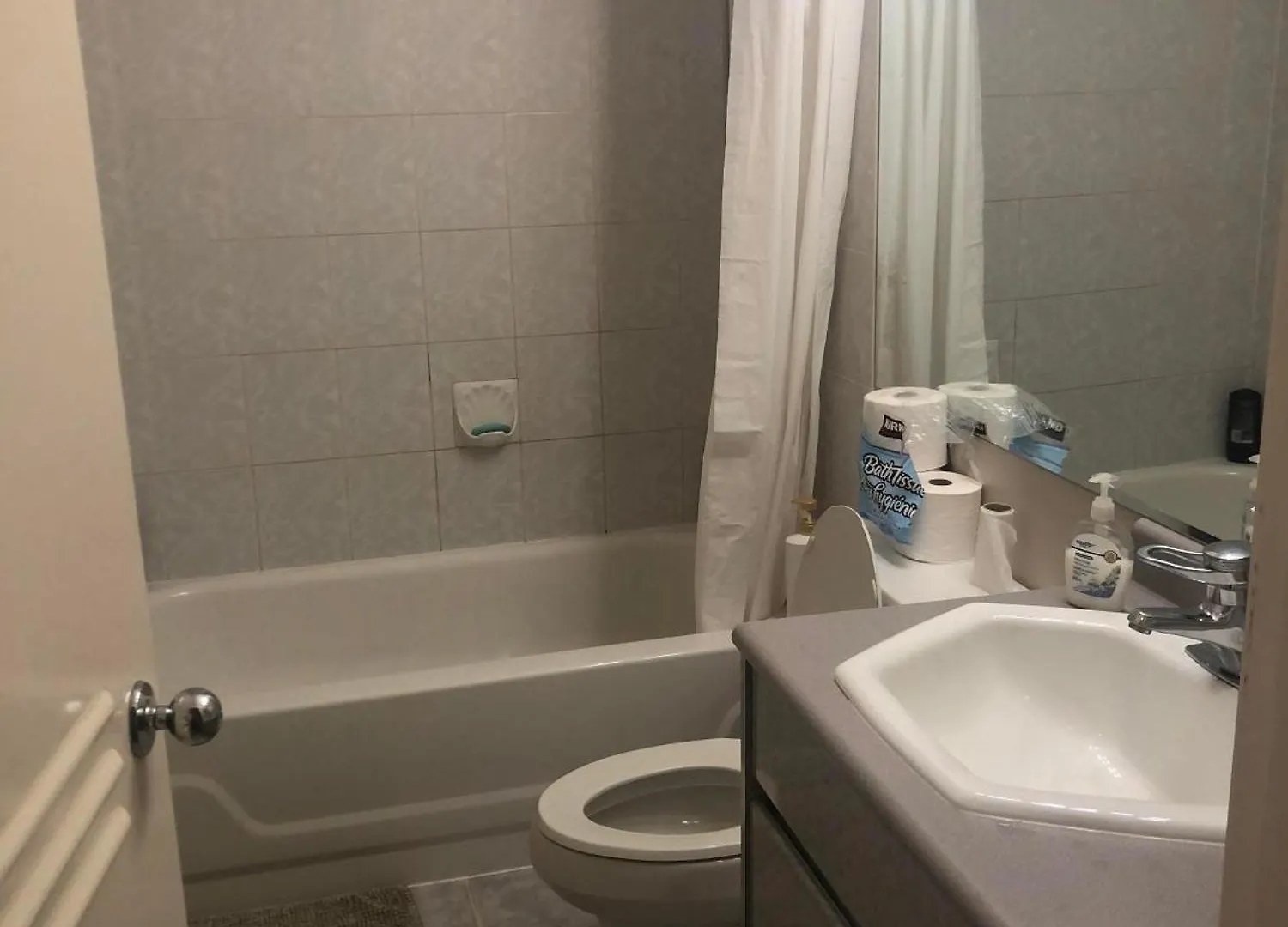 Homestay Comfort Cottage Guest Home Close Subway Station And Downtown Vancouver, Ubc, Restaurant And 7-Eleven Convenience Store